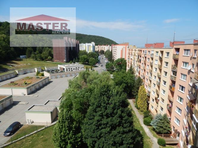 Reality MASTER REAL-Na Predaj družstevný 3-izbový byt 77 m2 s loggiou, Partizánske-Šípok