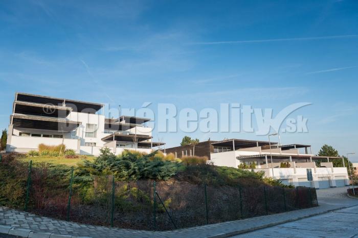 Reality Prenájom 2-izbový, manažérsky byt v Bojniciach, 80m2 byt, 40m2 terasa - výborná lokalita - kr