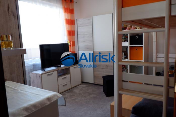 Reality Ponúkame na predaj veľmi pekný priestranný 2 izbový byt v Nitre na Chrenovej - Sitnianska ul.
