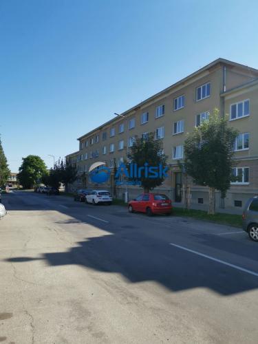 Reality Allrisk Slovakia Vám exkluzívne ponúka na predaj priestranný 2-izbový byt  v Novej Dubnici.