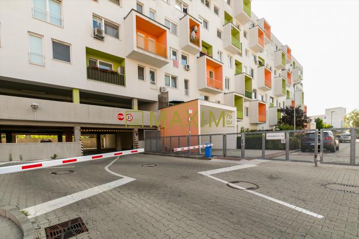 Reality Ponúkame slnečný zariadený 3 izbový byt s garážovým státím na Vietnamskej ul. v Bratislave