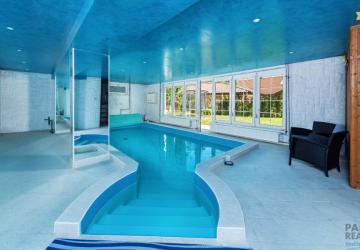 Reality Priestranný 6i rodinný dom s interiérovým bazénom, klubom a wellnessom