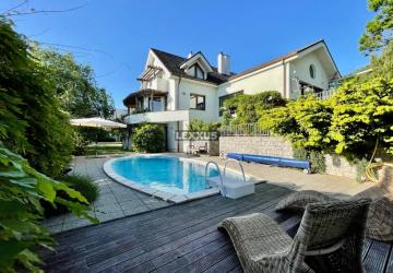 Reality LEXXUS-PREDAJ Veľkorysá vila s nádhernou slnečnou záhradou a bazénom