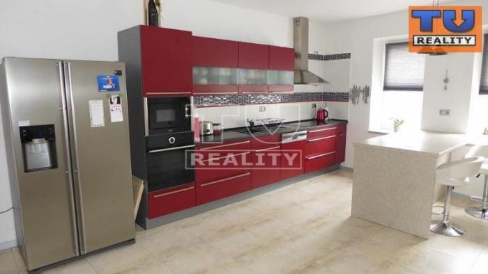 Reality Na PREDAJ kompletne zrekonštruovaný rodinný dom /650 m2/ v  Lučenci.