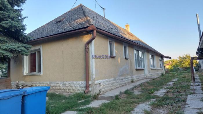 Reality Predám trojizbový dom v pôvodnom stave v obci Veľké Kosihy.