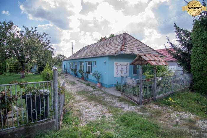 Reality Na predaj dom s pozemkom 1981m2 v obci Radava, 4 km od Podhájskej