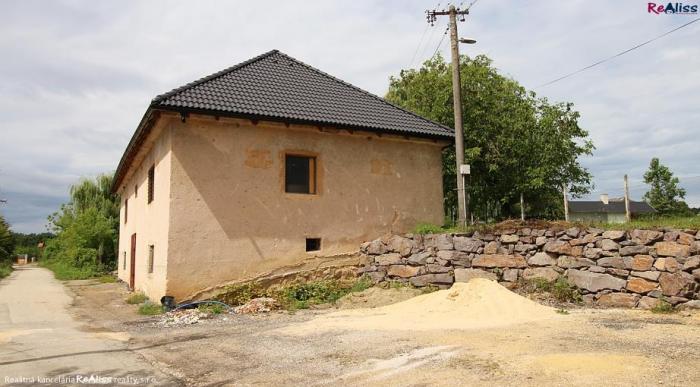 Reality Komerčná budova - sklad 140 m2, s pozemkom 550 m2 a parkoviskom v obci Látkovce