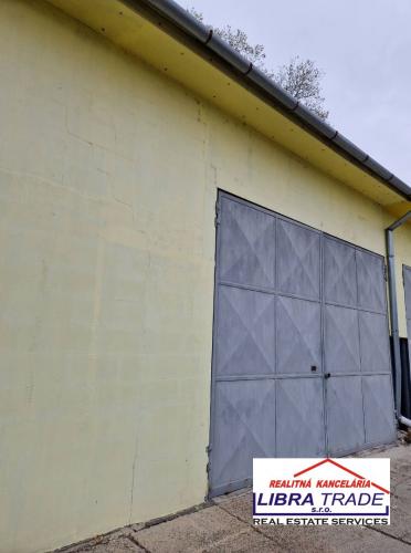 Reality PRENÁJOM - skladový priestor s veľkou garážovou bránou v Komárne